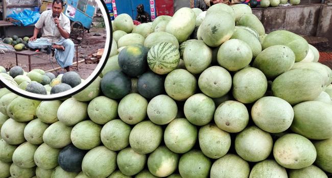 মাইকিং করে তরমুজ বিক্রি, চার পিস ১০০ টাকা