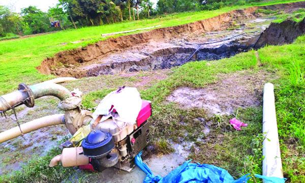 মুরাদনগরে ড্রেজার দিয়ে ৩ ফসলি জমির সর্বনাশ