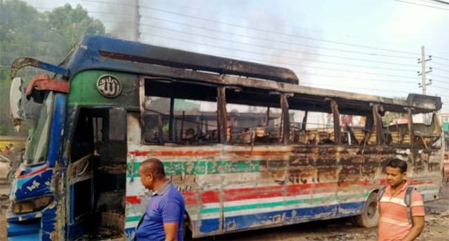 আশুলিয়ায় বাসচাপায় নিহত ১, প্রতিবাদে ২ বাসে আগুন