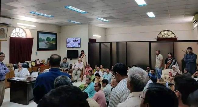 ভিসির কক্ষে শিক্ষকদের অবস্থান, চূড়ান্ত সিদ্ধান্ত ৮ এপ্রিল