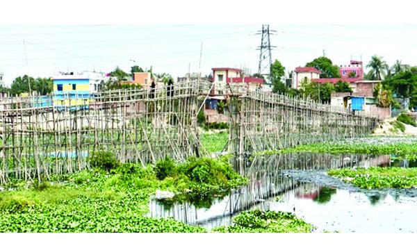 ফতুল্লায় ঝুঁকিপূর্ণ সাঁকো দিয়েই হাজার হাজার মানুষের চলাচল