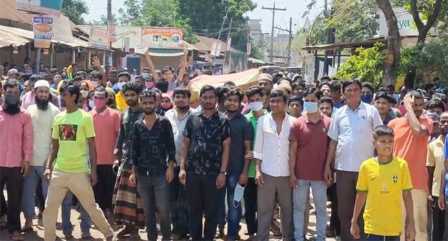 গাজীপুরে বকেয়া বেতন পরিশোধের দাবিতে পোশাকশ্রমিকদের বিক্ষোভ