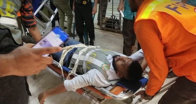 ৪ ঘণ্টায়ও নিয়ন্ত্রণে আসেনি আগুন, ক্ষিপ্ত হয়ে ফায়ার সার্ভিস অফিসে ভাঙচুর