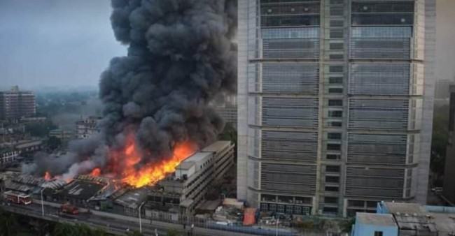 বঙ্গবাজারে আগুন : ৬টি মার্কেটের ছয় হাজার দোকান পুড়েছে