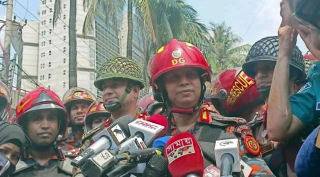 বঙ্গবাজারের আগুন নিভাতে এখনো কাজ করছে ১২টি ইউনিট : ফায়ার ডিজি