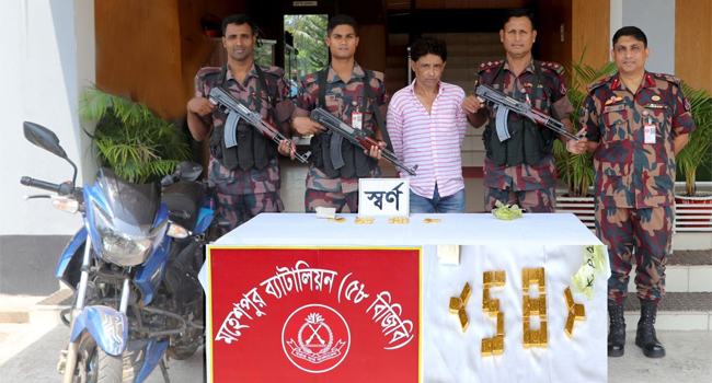 দর্শনায় সাড়ে ৪ কেজি স্বর্ণের ২২টি বারসহ চোরাকারবারি আটক