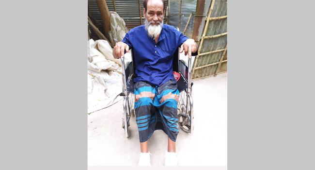 শিবগঞ্জে ভুল চিকিৎসায় হুইল চেয়ারে চলে আব্দুল মালেকের জীবন, সহায়তা কামনা