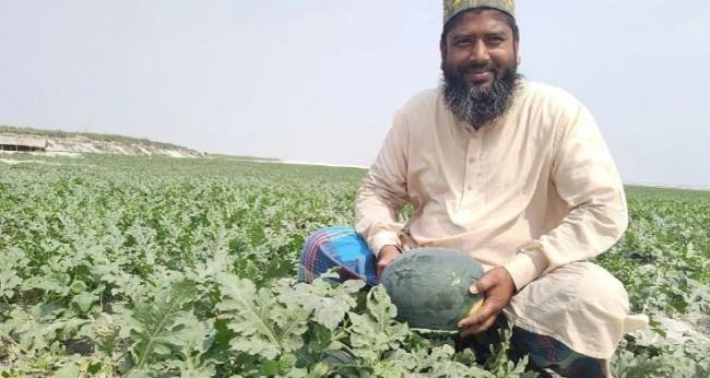 ভাগ্য পরিবর্তনের আশায় দুর্গম চরাঞ্চলে তরমুজ চাষ