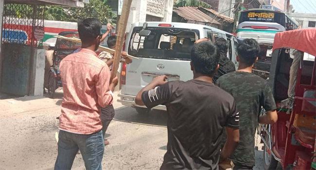 মির্জাগঞ্জে সাবেক স্বরাষ্ট্রমন্ত্রীর গাড়ি বহরে ছাত্রলীগের হামলা