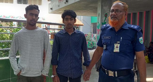 উত্যক্তের প্রতিবাদ করায় বাবা-মেয়েকে কুপিয়ে জখম