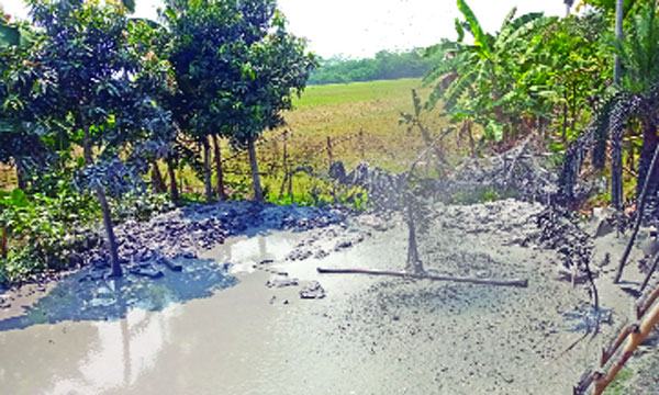 ঝালকাঠিতে নলকূপের পাইপ দিয়ে বের হচ্ছে গ্যাস