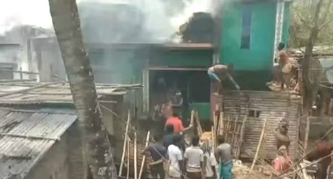 গাংনীতে ৩ বাড়ি আগুনে
