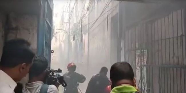 চকবাজারে সিরামিক গোডাউনের আগুন নিয়ন্ত্রণে