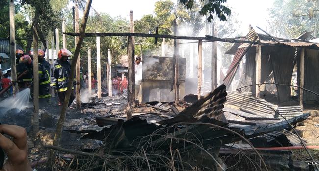 সখীপুরে আগুনে পুড়েছে বসতবাড়ি