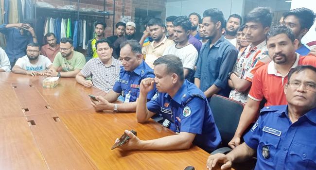 ভালুকায় বেতন-বোনাসের দাবিতে শ্রমিকদের কর্মবিরতি