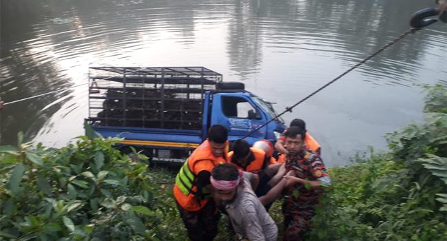 শ্রীনগরে মুরগিবোঝাই পিকআপ নিয়ন্ত্রণ হারিয়ে নিহত ১