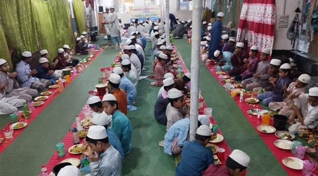 ১২ হাজার মুসল্লিকে ইফতার করালো হাফেজ্জী চ্যারিটেবল সোসাইটি