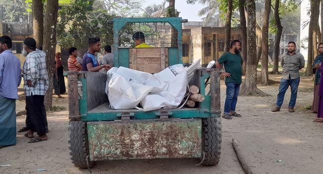 দিনাজপুরে বাস-ট্রাক মুখোমুখি সংঘর্ষ : ২ চালক নিহত, আহত ১২