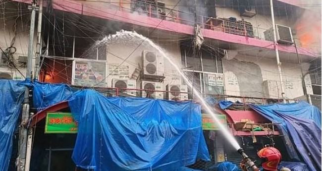 নিউ সুপার মার্কেটের আগুন পুরোপুরি নির্বাপণ হয়েছে : ফায়ার সার্ভিস