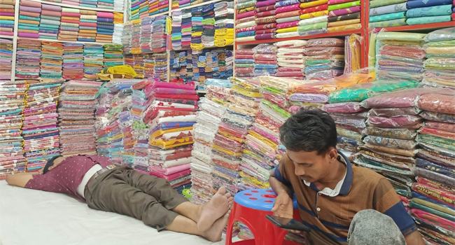 খুলনায় বিক্রিতে হতাশ ব্যবসায়ীরা, দামে নাকাল ক্রেতারা