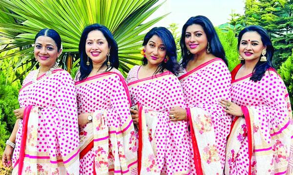 নাতাশার আইরিসেসর শাড়ি পরেই তাদের নববর্ষ উদযাপন