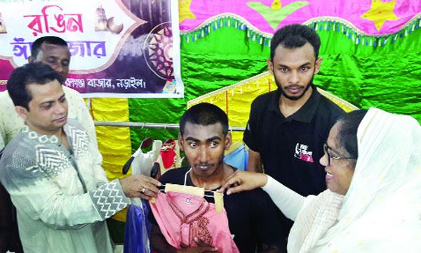 নড়াইলে রঙিন ঈদবাজারে মুগ্ধ সুবিধাবঞ্চিত শিশুরা