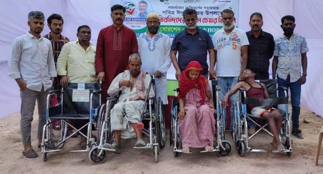 ৪ প্রতিবন্ধীকে হইল চেয়ার উপহার দিলো ‘টিম খোরশেদ’