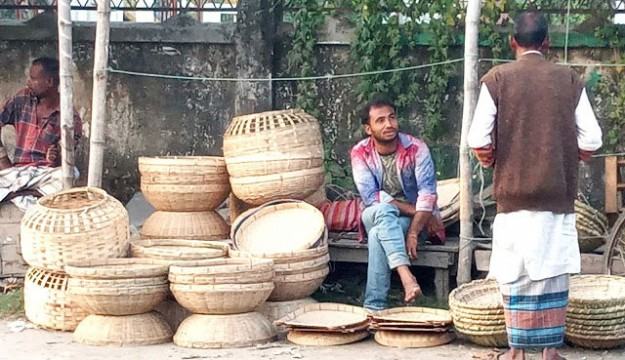 হারিয়ে যেতে বসেছে বাঁশ শিল্প
