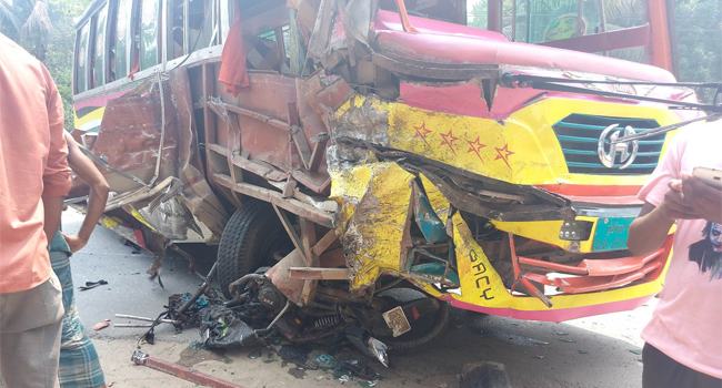 কুমিল্লায় বাস-ট্রাক ও মোটরসাইকেল সংঘর্ষে ২ জন নিহত