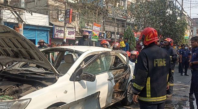 বগুড়া সদর থানার সামনে মাদকবাহী প্রাইভেটকারে বিস্ফোরণ, চালক দগ্ধ