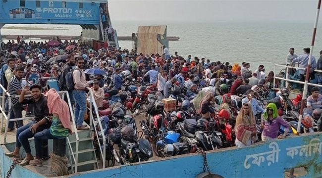 শিমুলিয়া-মাঝিকান্দি নৌপথে মোটরসাইকেল ও আরোহীদের ঢল
