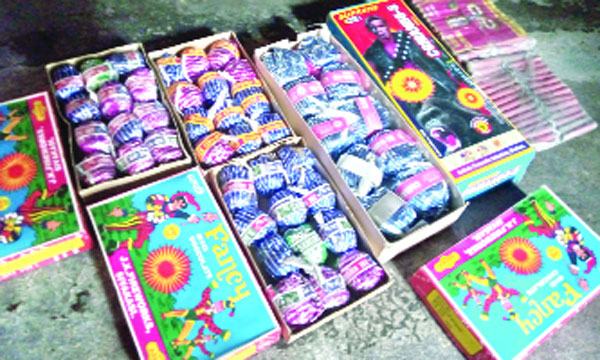 ঈদের আনন্দের আড়ালে ভারতীয় পটকা বোমায় সয়লাব মুন্সীগঞ্জ
