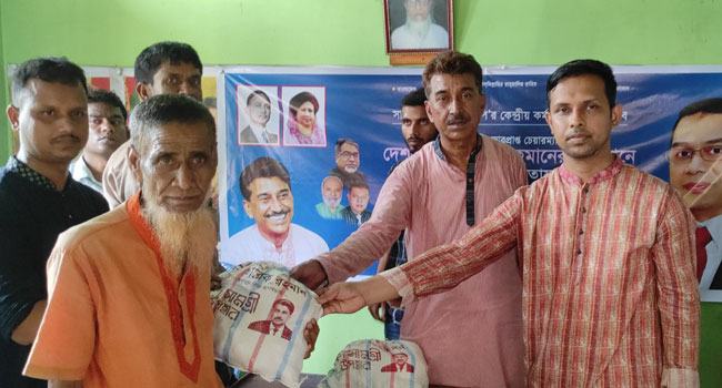গৌরীপু‌রে বিপন্ন মানু‌ষের মা‌ঝে ঈদসামগ্রী বিতরণ