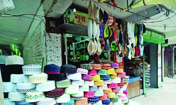 মিরসরাইয়ে টুপি ও আতরের জমজমাট বিকিকিনি