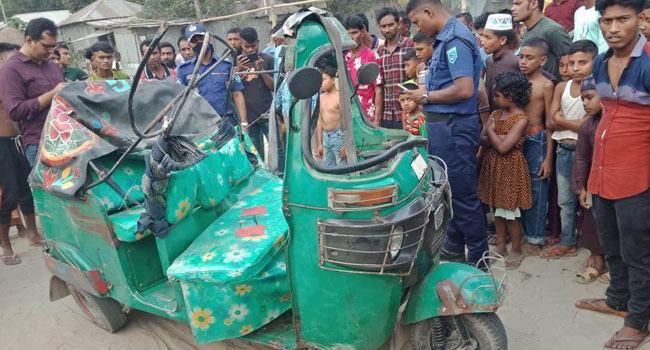 গোবিন্দগঞ্জে সিএনজির পেছনে বাসের ধাক্কায় নিহত ৪