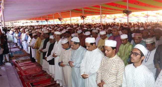 বরিশালে অনাবৃষ্টি ও প্রাকৃতিক দুর্যোগ থেকে মুক্তি চেয়ে ঈদের মাঠে দোয়া
