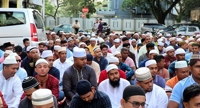মালয়েশিয়ার প্রবাসীদের প্রধানমন্ত্রীর সাথে নামাজ আদায়