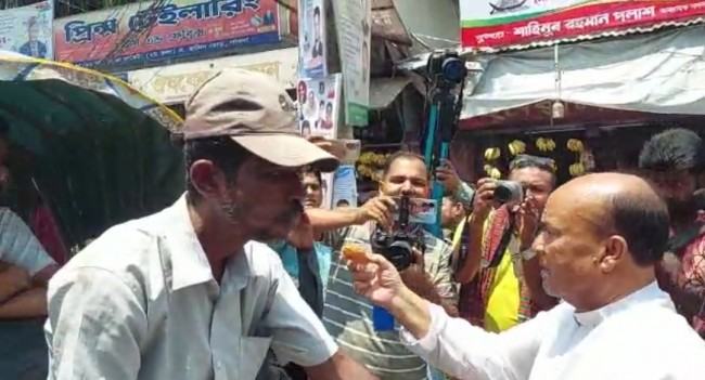 সাহাবুদ্দিন চুপ্পু রাষ্ট্রপতির দায়িত্ব গ্রহণ করায় পাবনায় আনন্দ মিছিল ও মিষ্টি বিতরণ