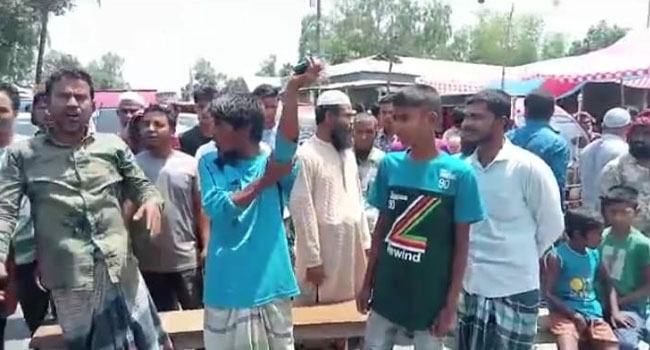 ভূরুঙ্গামারীতে মুসল্লীর দাড়ি ছেঁড়ার প্রতিবাদে সড়ক অবরোধ করে বিক্ষোভ