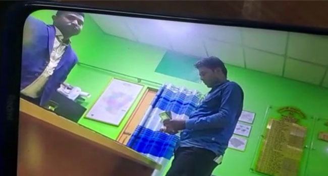 ঘুষের টাকার লেনদেনের ভিডিও ভাইরালের ঘটনায় পীরগঞ্জের ওসি প্রত্যাহার