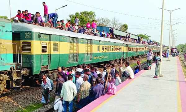 কাজের সন্ধানে দক্ষিণে ছুটছেন নীলফামারীর শ্রমিকরা