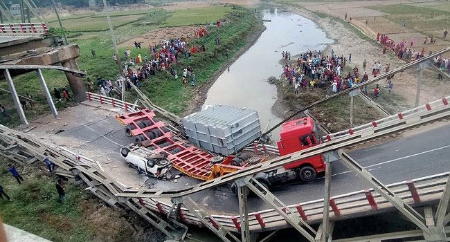 ত্রিশালে ব্রিজ ভেঙ্গে নদীতে লরি ও প্রাইভেটকার