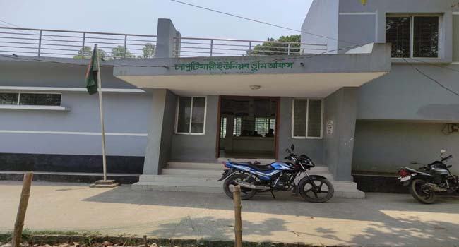 দুর্নীতির অভিযোগে ভূমি কর্মকর্তা বদলি, দায়িত্বে আছেন পিয়ন