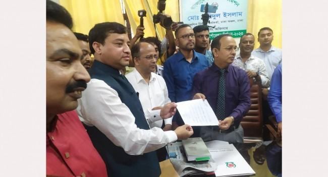 ছেলে গুম হওয়ার আশঙ্কায় বিকল্প প্রার্থী হলেন মা