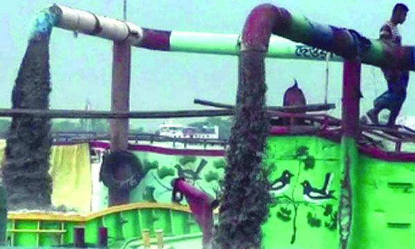 পাবনায় নদী থেকে নির্বিচারে বালু তুলে রমরমা বাণিজ্য