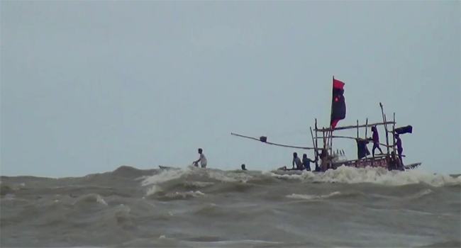 গভীর সাগর থেকে ১৯ জেলেকে ফিশিং ট্রলার সহ উদ্ধার করলো কোস্ট গার্ড