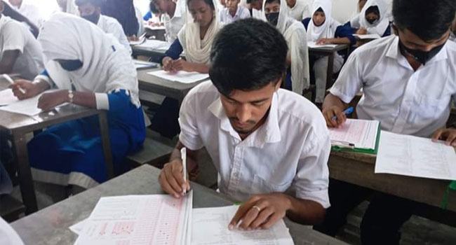 বাবার লাশ বাড়িতে রেখে পরীক্ষা দিলো ছেলে