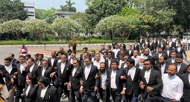 সুপ্রিম কোর্ট বার নির্বাচনে ভোট ডাকাতির প্রতিবাদে বিএনপিপন্থী আইনজীবীদের বিক্ষোভ