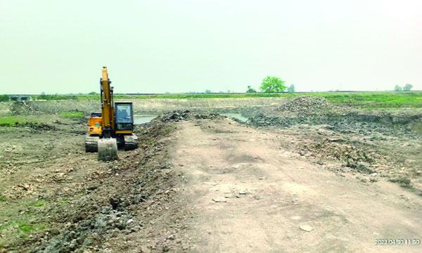 সাঁথিয়ায় পুকুর সংস্কারের নামে ফসলি জমির মাটি বিক্রি