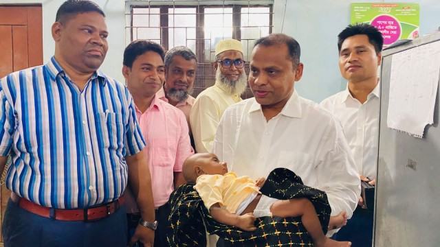 নোয়াখালীতে শিশু সন্তান নিয়ে পরীক্ষা দিতে এলেন মা